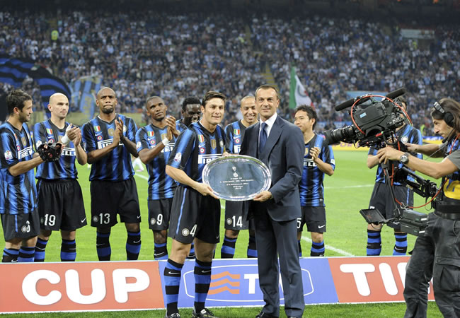 El Director Deportivo del Inter de Milan, Marco Branca, entrega una placa al defensa argentino del equipo, Javier Zanetti, por su partido número 1000 con el Inter. Foto: EFE