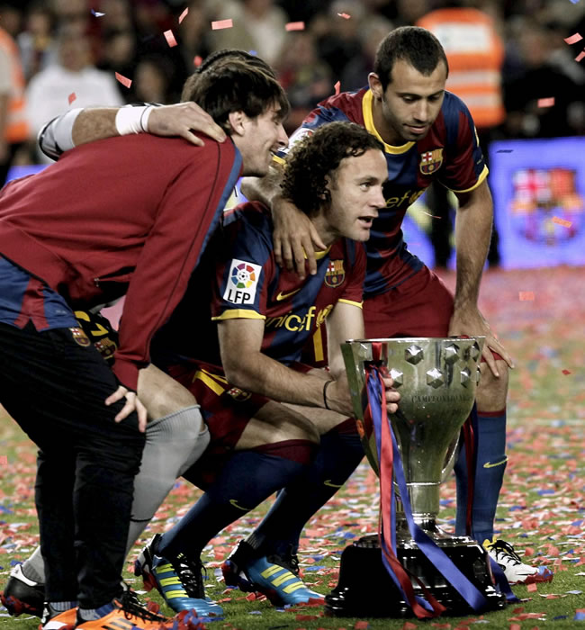 Los jugadores argentinos del FC Barcelona Lionel Messi, Gabi Milito y Javier Mascherano (izq-dcha) posan con el trofeo de campeón de Liga. Foto: EFE