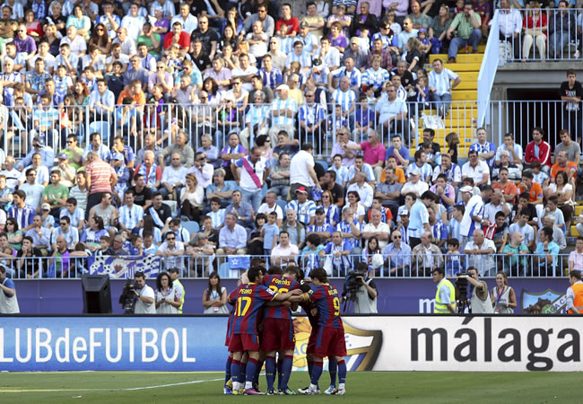 Los jugadores del FC Barcelona celebran ante el Málaga CF. Foto: EFE