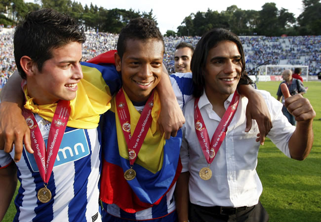 Los jugadores colombianos del FC Oporto, James Rodríguez (izq) Guarin (cen) y Ramadel Falcao celebran tras ganar la Copa de Portugal. Foto: EFE