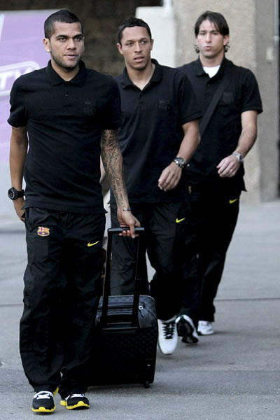 Dani Alves, seguido de Adriano y Maxwell, del FC. Barcelona, se dirigen al autocar. Foto: EFE