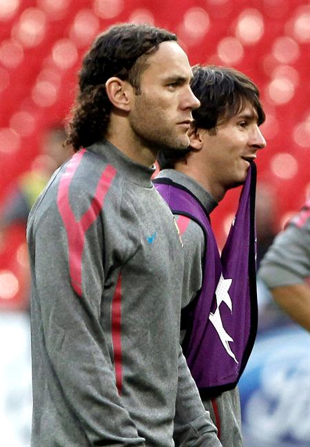 Los jugadores argentinos del FC Barcelona, el delantero Lionel Andres Messi (d) y el defensa Gabriel Alejandro Milito. Foto: EFE
