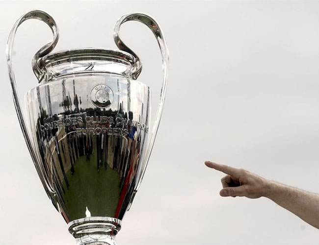 La 'orejona', el trofeo d ela Champions, recorre las calle de Wembley para que los aficionados la conozcan. Foto: EFE