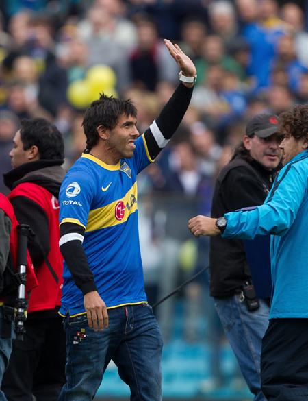 El ex jugador del Boca Juniors y actual delantero del Manchester City de Inglaterra Carlos Tévez saluda a la afición en la Bombonera. Foto: EFE