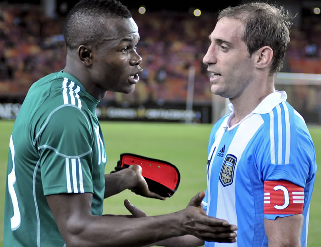 Pablo Zabaleta (der) en el amistoso que Argentina cayó 4-1 ante Nigeria. Foto: EFE