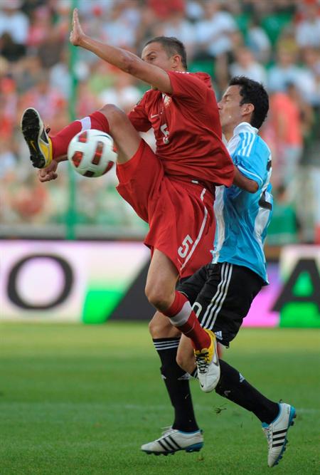 El polaco Dariusz Dudka (i) frente al argentino Alejandro Carbal (d) durante el partido amistoso disputado en el estadio Legia de Varsovia. Foto: EFE