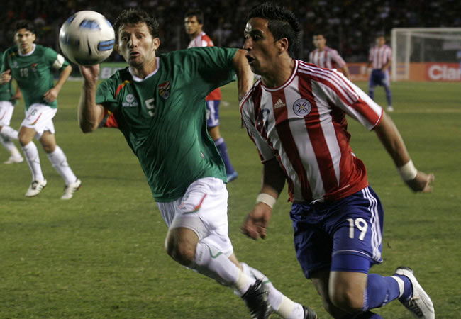 Lucas Barrios (d) de la selección de Paraguay escapa ante la marca de Sergio Rivero de Bolivia. Foto: EFE