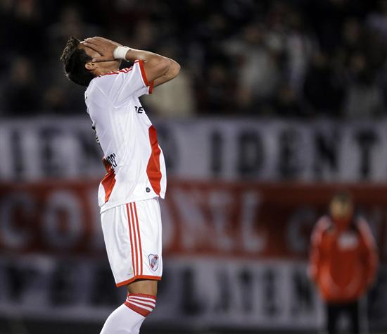 El jugador Rogelio Funes Mori de River Plate se lamenta tras fallar un tiro al arco ante Colón. Foto: EFE