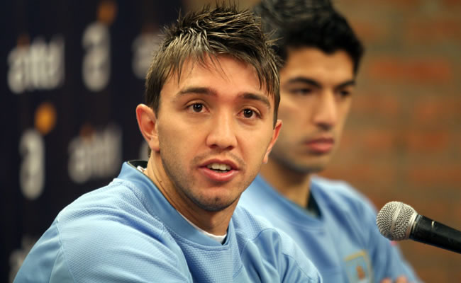 Los jugadores de la selección uruguaya de fútbol Fernando Muslera (i) y Luis Suárez en rueda de prensa. Foto: EFE