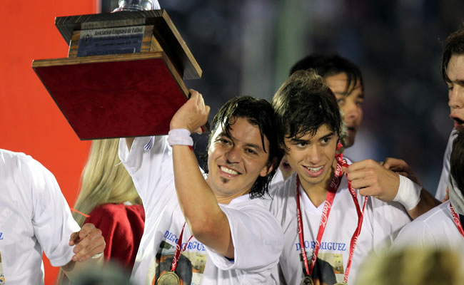 Los futbolistas de Nacional, el argentino Marcelo Gallardo (i) y Matías Cabrera (d) celebran la conquista del Campeonato Uruguayo. Foto: EFE