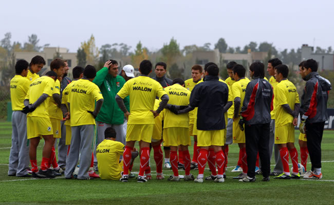 El DT de la selección de fútbol de Bolivia, el argentino Gustavo Quinteros (4i) da indicaciones. Foto: EFE
