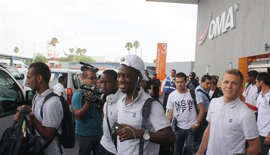 Jugadores de la selección francesa sub17 de fútbol arriban a la ciudad de Monterrey. Foto: EFE