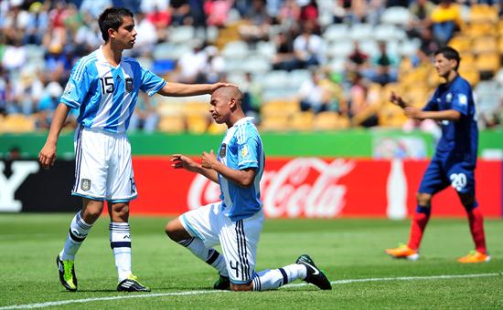 Los jugadores argentinos Enzo Beloso (c) y Pablo Carreras (i) lamentan una acción contra Francia. Foto: EFE