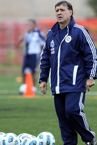 El técnico de la selección paraguaya, el argentino Gerardo Martino, participa de un entrenamiento. Foto: EFE