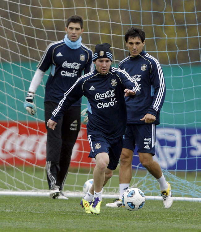 Los jugadores del seleccionado de Argentina Lionel Mesi (c), Mariano Andujar (i) y Nicolás Burdisso. Foto: EFE