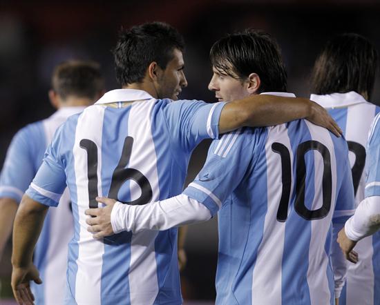 Los jugadores de la selección argentina de fútbol Sergio Agüero (i) y Lionel Messi (d) celebran un gol contra Albania. Foto: EFE