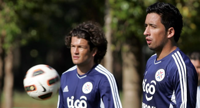 Los jugadores de la selección paraguaya Nelson Haedo (i) y Lucas Barrios. Foto: EFE