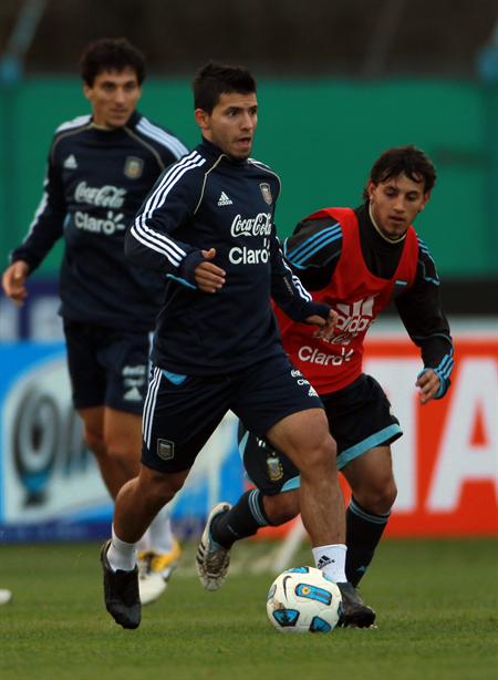 El jugador de la selección de Argentina de fútbol Sergio Agüero (c). Foto: EFE