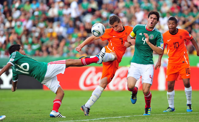Los jugadores de la selección mexicana Antonio Briseño (d) y Enrique Flores (i) disputan el balón ante Jordi Bitter (c) de Holanda. Foto: EFE