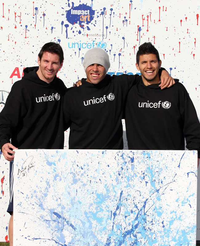 Los jugadores de la selección argentina de fútbol Lionel Messi (i), Carlos Tevez (c) y Sergio Agüero (d) participan en un evento de UNICEF. Foto: EFE