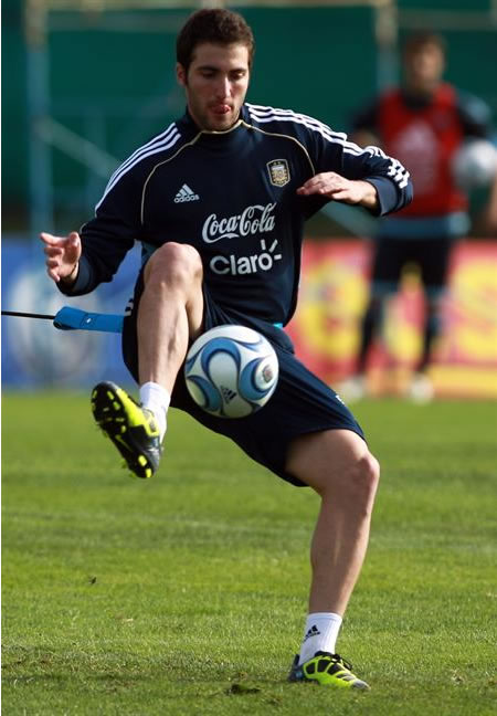 Gonzalo Higuaín entrena con la Selección de Argentina. Foto: EFE