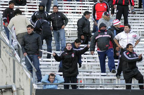 Aficionados de River Plate protagonizan incidentes en la tribuna tras el descenso del equipo. Foto: EFE