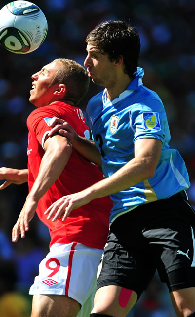 El jugador de Inglaterra Halam Hope (i) disputa el balón con Gastón Silva (d) de Uruguay. Foto: EFE