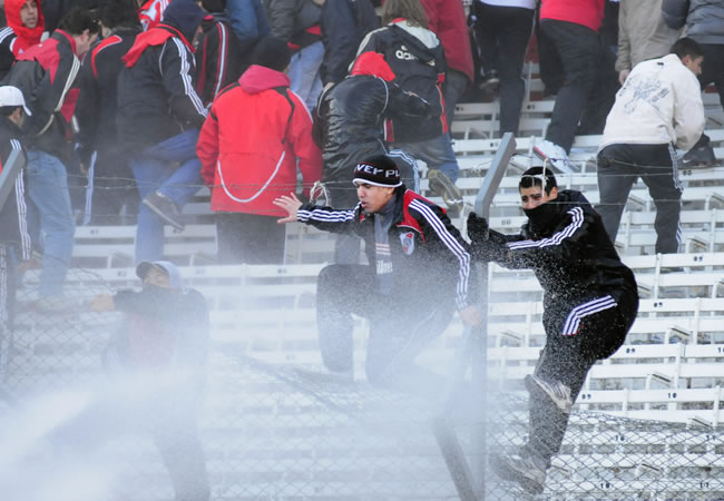 Aficionados de River Plate protagonizan incidentes en la tribuna tras el descenso. Foto: EFE