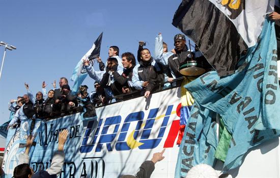 El primer equipo de Belgrano de Córdoba celebra el ascenso a primera división, al llegar a la ciudad de Córdoba. Foto: EFE