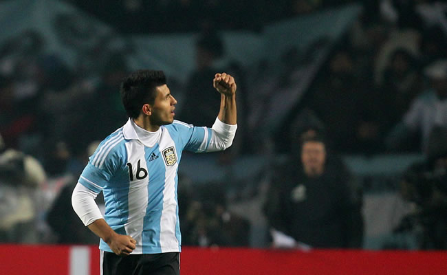 El jugador de la selección de fútbol de Argentina Sergio Agüero festeja su gol ante Bolivia. Foto: EFE