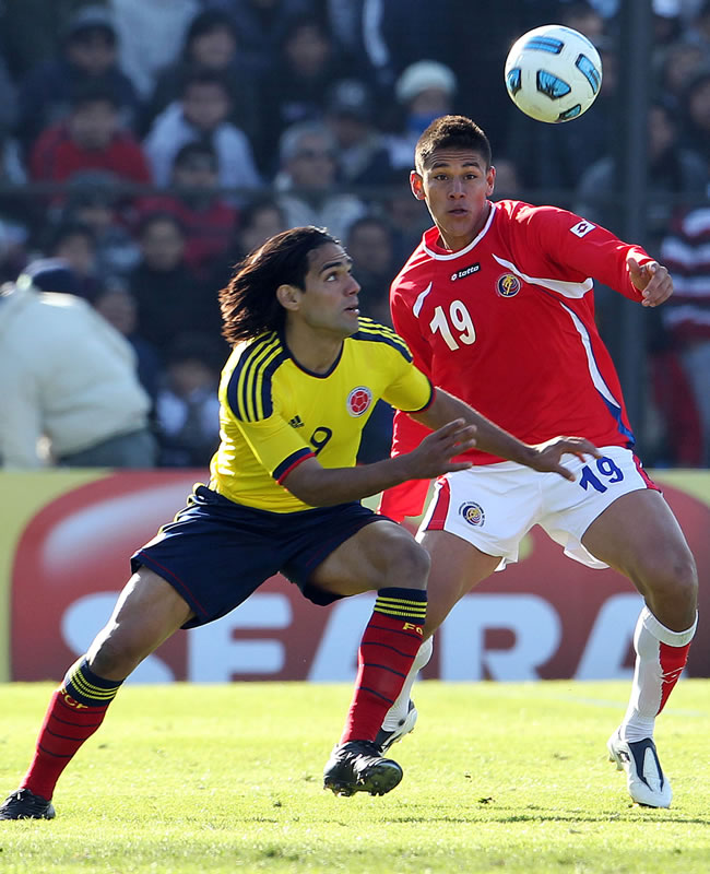 El jugador de la selección de de fútbol de Colombia Radamel Falcao García (i) disputa el balon con Óscar Duarte de Costa Rica. Foto: EFE