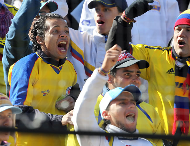 Simpatizantes de la selección de Colombia alientan a su equipo. Foto: EFE