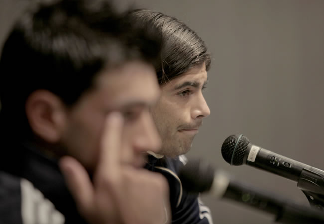 El centrocampista argentino Ever Banega (dch) junto a su compañero Javier Pastore durante la rueda de prensa. Foto: EFE