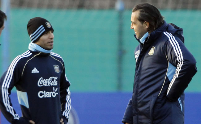 El delantero argentino Sergio Agüero conversa con el director técnico Sergio Batista. Foto: EFE