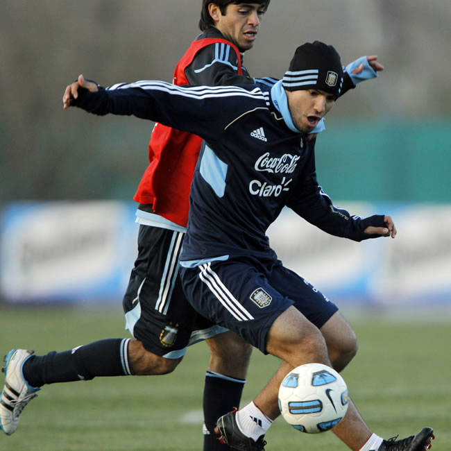 El delantero argentino Sergio Agüero durante el entrenamiento del seleccionado nacional de fútbol de Argentina. Foto: EFE