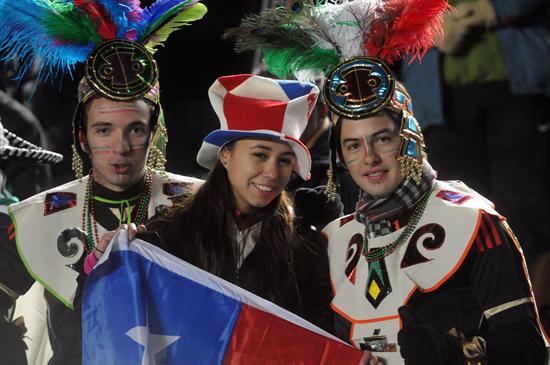 Aficionados de Chile animan a su equipo. Foto: EFE