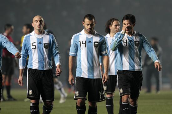 Los jugadores de Argentina salen tras el empate con Colombia. Foto: EFE