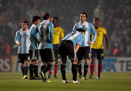 Los jugadores de Argentina lamentan en empate ante Colombia. Foto: EFE