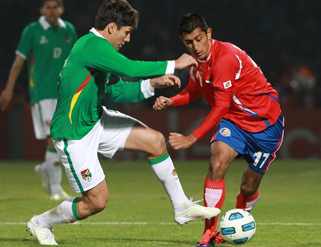 Josué Martínez (der) disputa el balón ante su rival de Ronald Raldés Bolivia. Foto: EFE