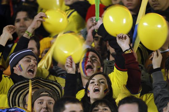 Simpatizantes del seleccionado de Colombia de fútbol, animan a su equipo. Foto: EFE