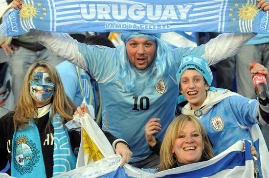 Hinchas de Uruguay animan al equipo. Foto: EFE