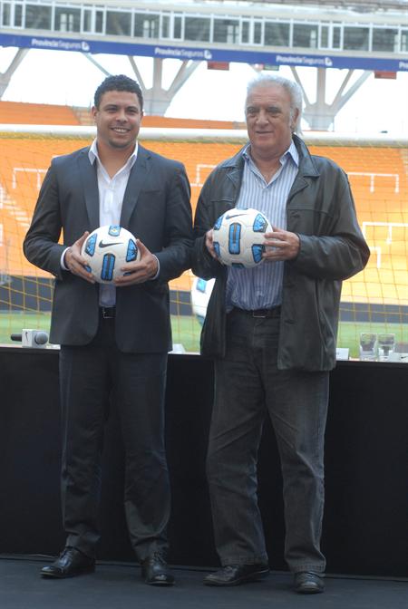 Alfio Basile junto a Ronaldo previo a la Copa América. Foto: EFE