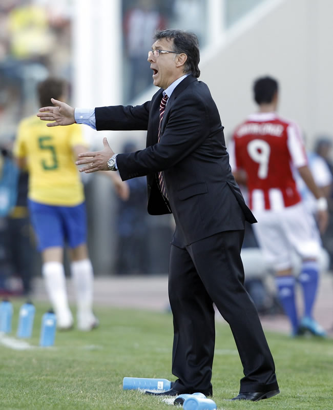 El DT argentino de la selección de Paraguay Gerardo Martino, ante Brasil. Foto: EFE