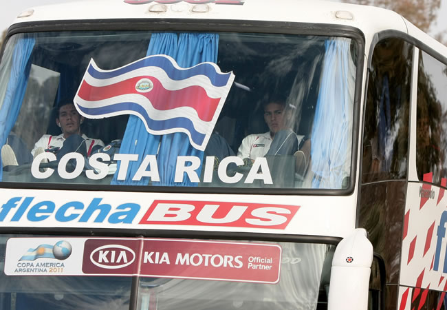 El autobús con los jugadores de la selección costarricense de fútbol llega al hotel Holliday Inn de Córdoba. Foto: EFE