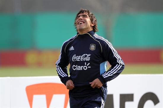El delantero argentino Carlos Tevez durante el entrenamiento. Foto: EFE