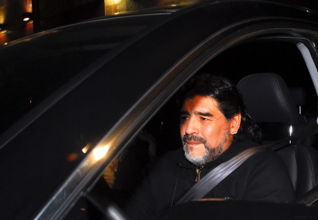 Diego Maradona sale de la clínica donde se encuentra ingresada Dalma Salvadora Franco, su madre. Foto: EFE