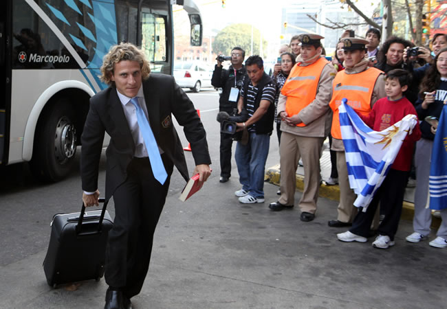 El delantero de la selección uruguaya de fútbol Diego Forlán (i) llega un hotel en Buenos Aires. Foto: EFE