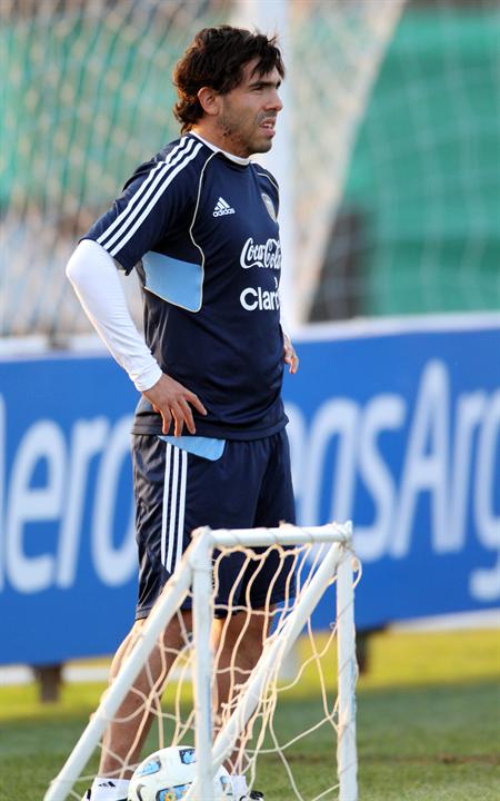 El delantero argentino Carlos Tévez, durante el entrenamiento. Foto: EFE
