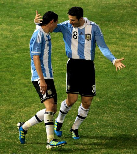 Ángel Di María (izq) festeja su gol con Javier Zanetti. Foto: EFE