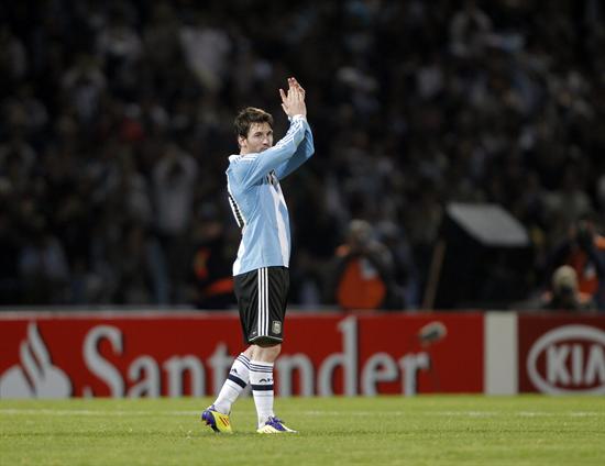 Lionel Messi saluda a los hinchas en Córdoba. Foto: EFE